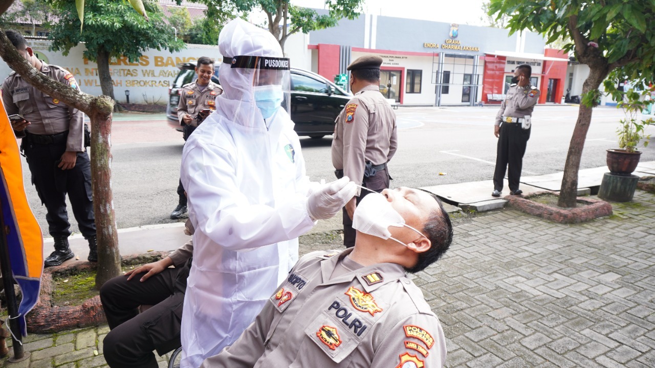 Wujudkan Lingkungan Bebas Covid-19, Puluhan Personil Polres Bangkalan Lakukan Swab Rutin