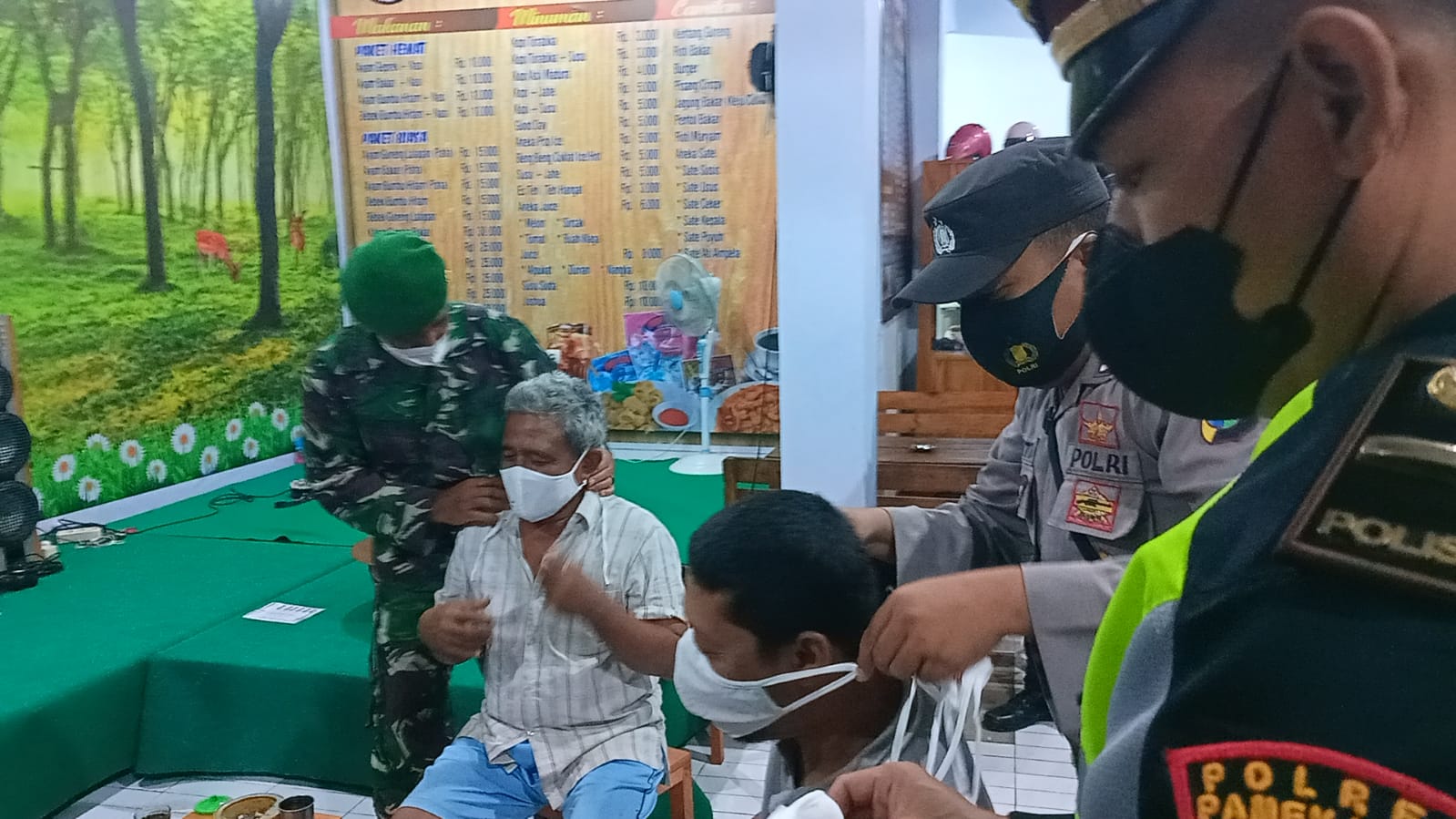 Pasukan Pamor Keris Polres Pamekasan Gencar Operasi Prokes ke Cafe dan Pertokoan