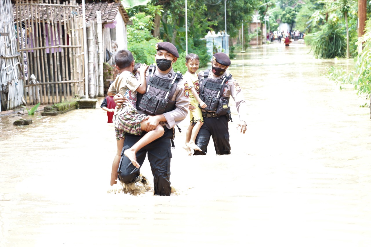 Korban Bencana Banjir di Evakuasi Polisi Ponorogo Akibat Tanggul Sungai Selopayung Jebol