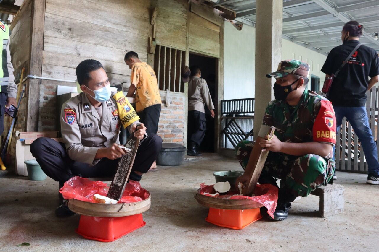 Warga Bersama Polisi Pacitan Buat Minyak Goreng Berbahan Kelapa