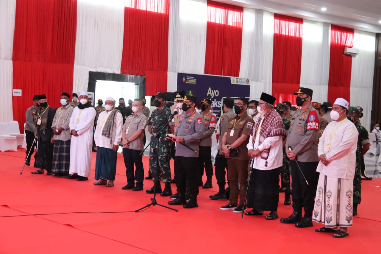 Kapolri Tinjau Vaksinasi Serentak di Pidie Convention Center Aceh dan Terhubung Virtual Se Indonesia