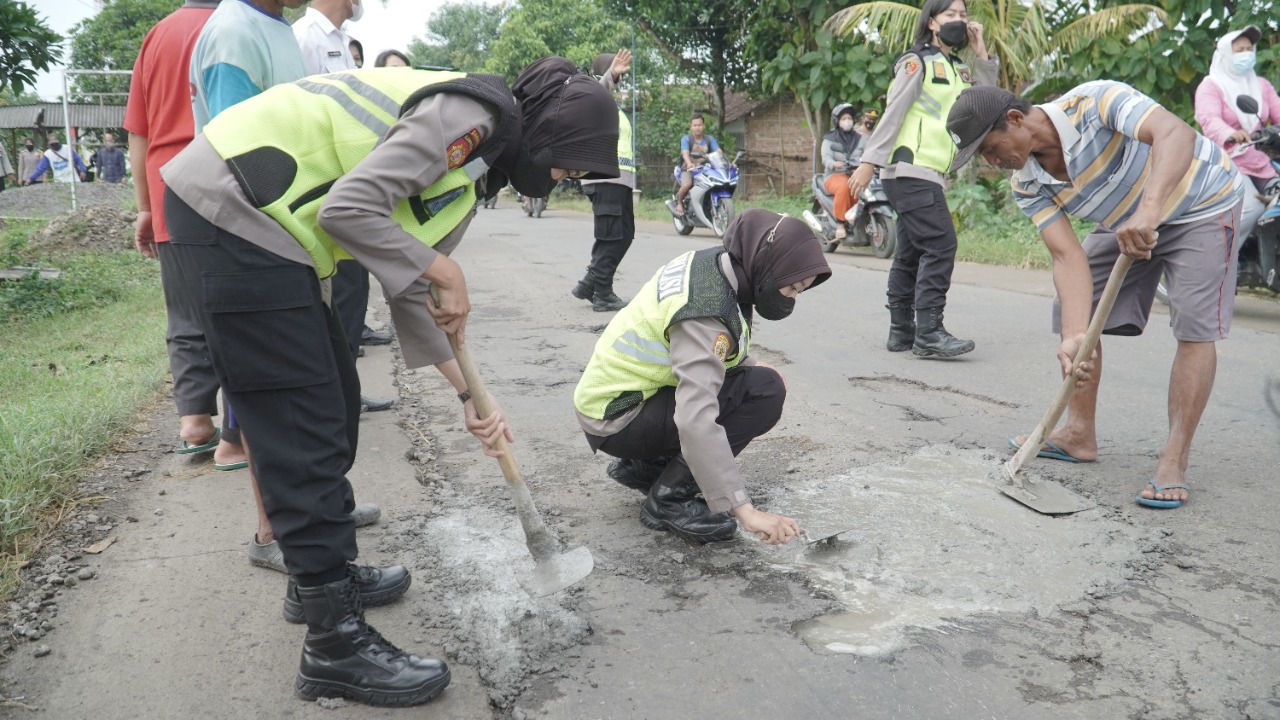 Polwan Polres Ponorogo Gandeng Perangkat Desa Cor Jalan Berlubang