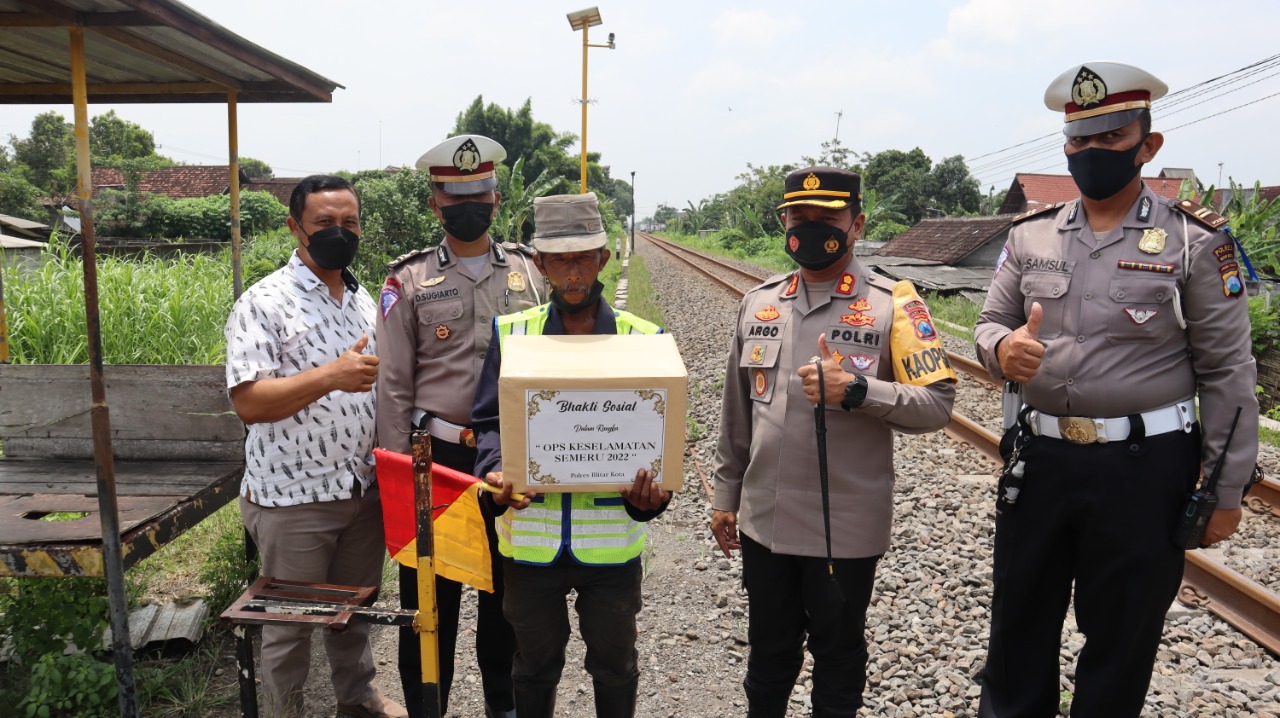 Peduli Supeltas, Polres Blitar Kota Beri Bantuan Peralatan Pendukung Ke Penjaga Perlintasan