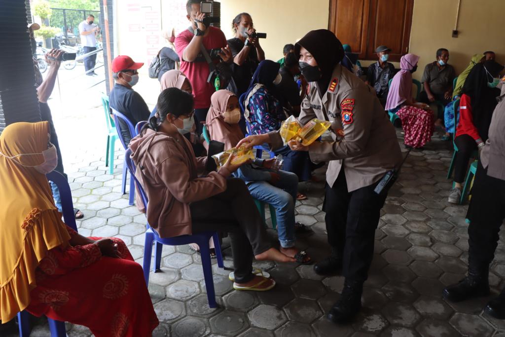 Ingin Akhiri Pandemi, Polres Ngawi Berbagi Sembako Hingga Gendong Lansia