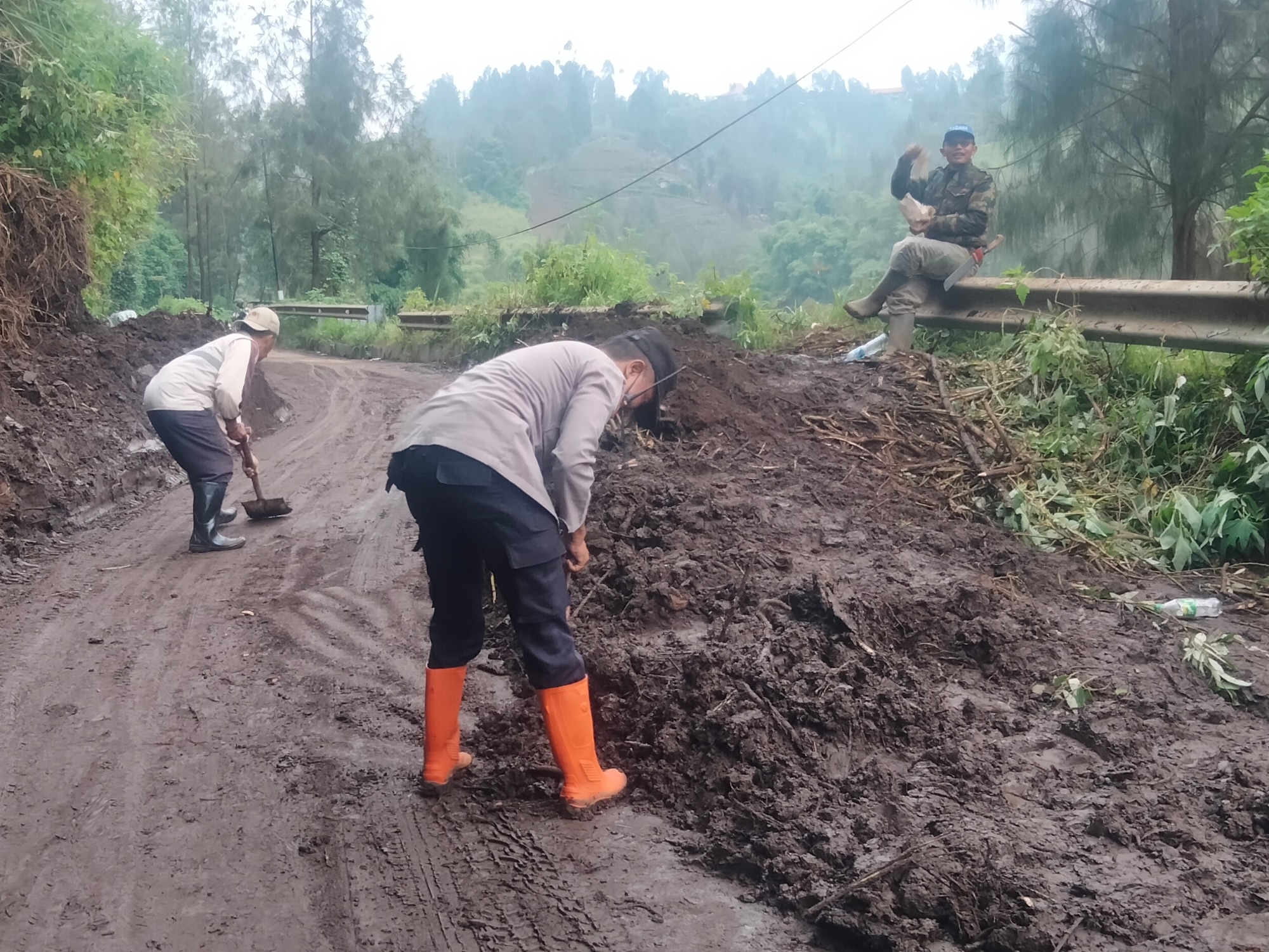 Polres Probolinggo Gerak Cepat Bantu Masyarakat Evakuasi Tebing Longsor di Jalur Wisata Bromo