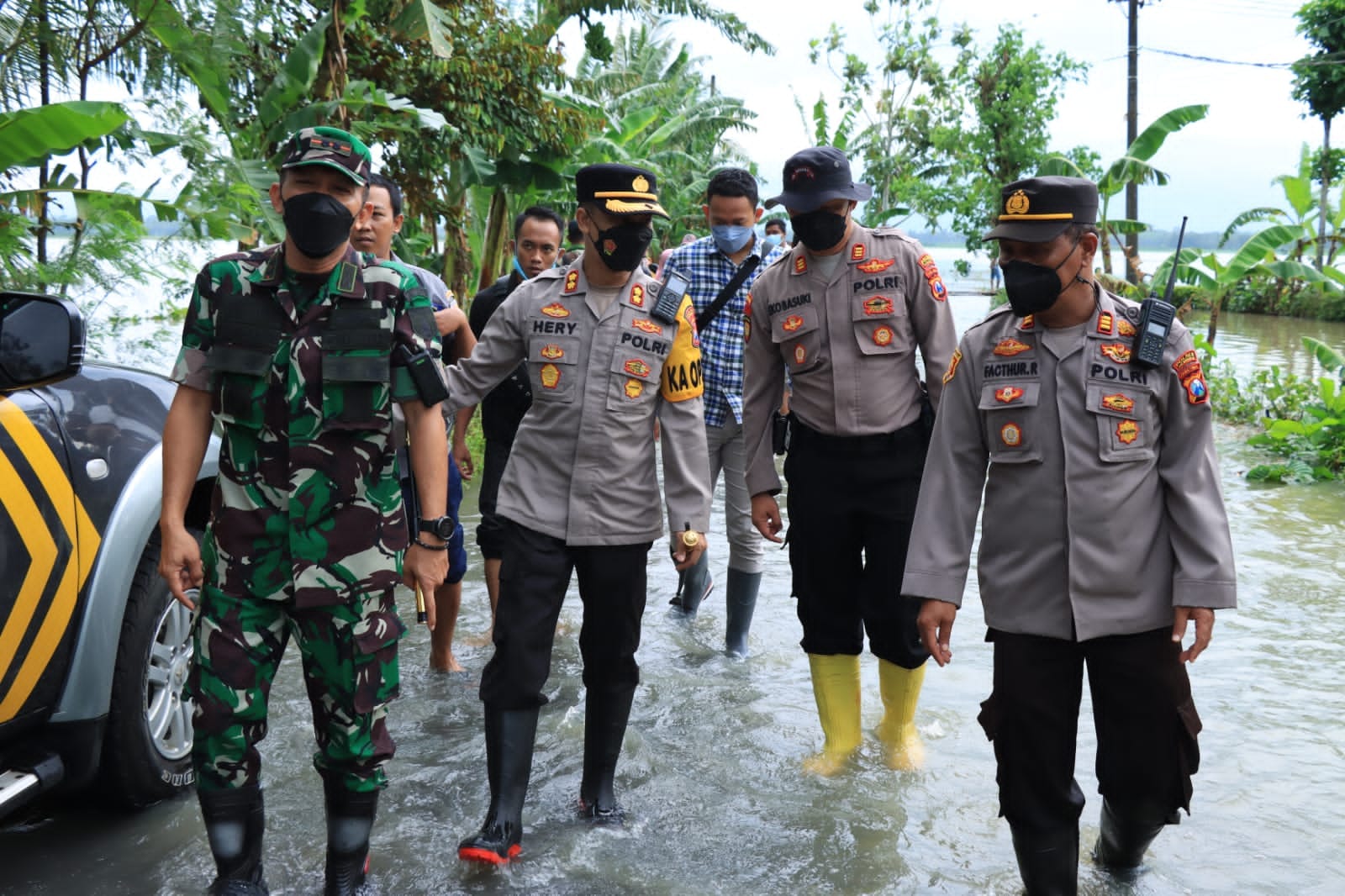 Hadir di Tengah Masyarakat Terdampak Banjir, Polres Jember Tanggap Bencana