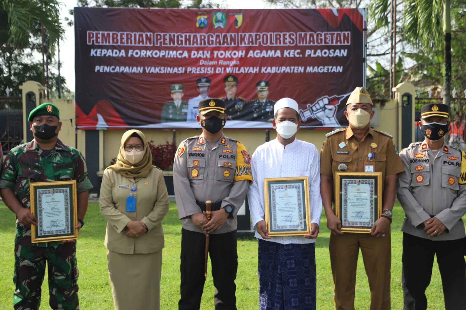 Pencapaian Vaksinasi Tertinggi, Kapolres Magetan Berikan Penghargaan Forkopimcam Plaosan dan Tokoh Agama