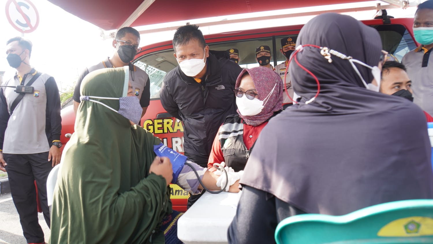 Polresta Sidoarjo Suntik Vaksin Booster Masyarakat di Pasar Tradisional