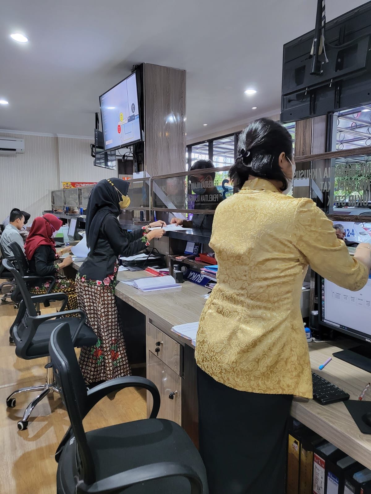 Peringatan Hari Kartini, Polwan Polda Jatim Berikan Pelayanan dengan Busana Kebaya