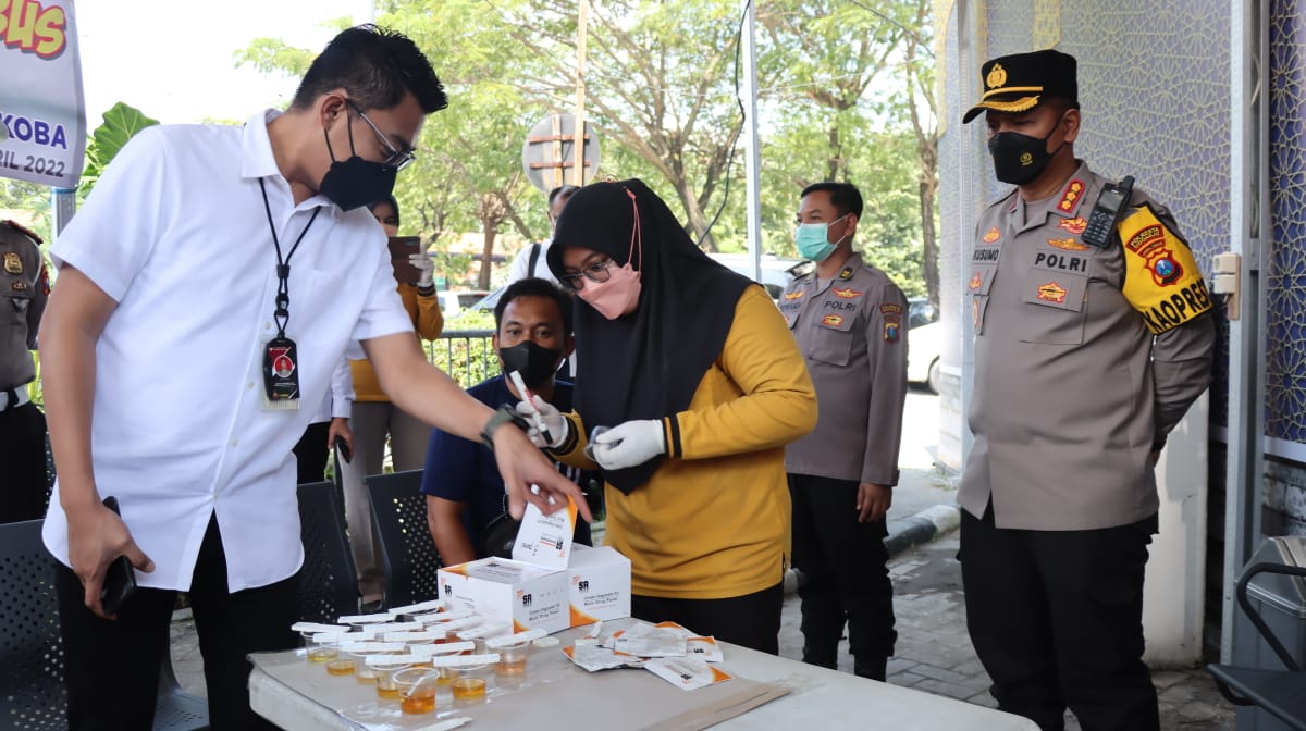 Wujudkan Mudik Aman dan Mudik Sehat, Polresta Sidoarjo Gelar Test Urine Sopir Bus di Terminal Purabaya