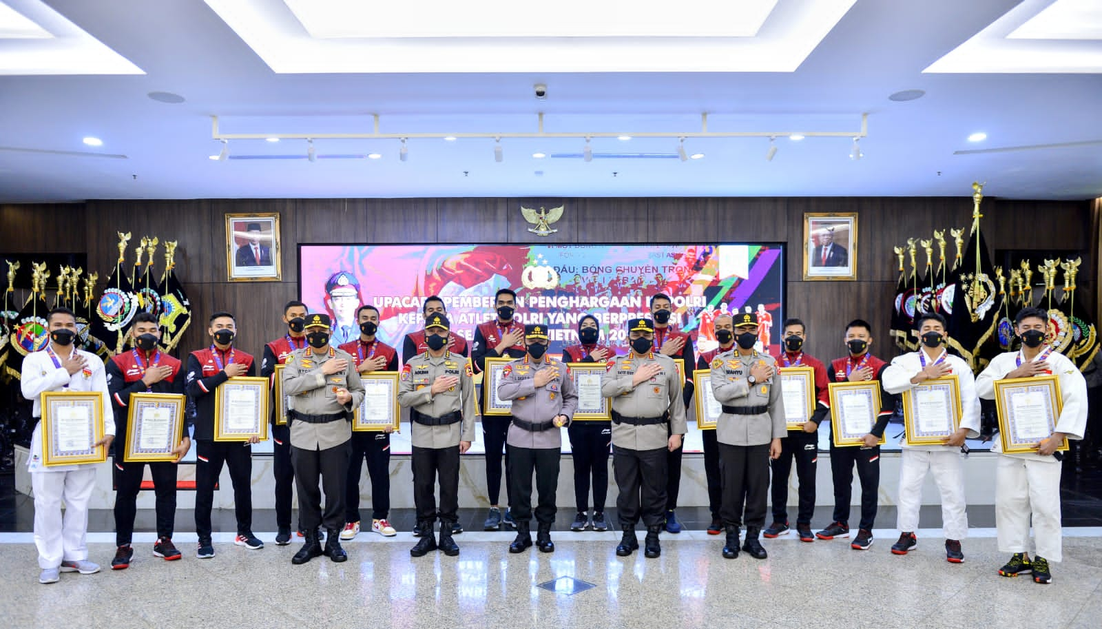 Kapolri Berikan Penghargaan Ke Atlet Polri yang Sumbang Medali untuk Indonesia di Sea Games