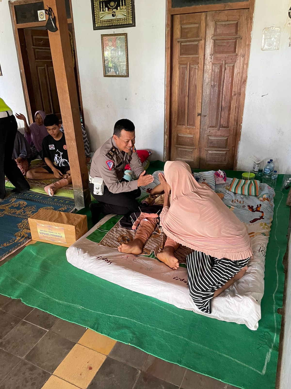 Cepat Dekat dan Bersahabat, Satlantas Polres Ponorogo Berikan Bantuan Kemanusiaan