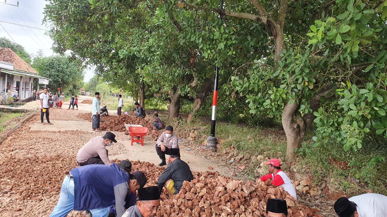 Kapolsek Sokobanah Sisihkan Uang Pribadi Bantu Masyarakat Perbaiki Jalan Rusak