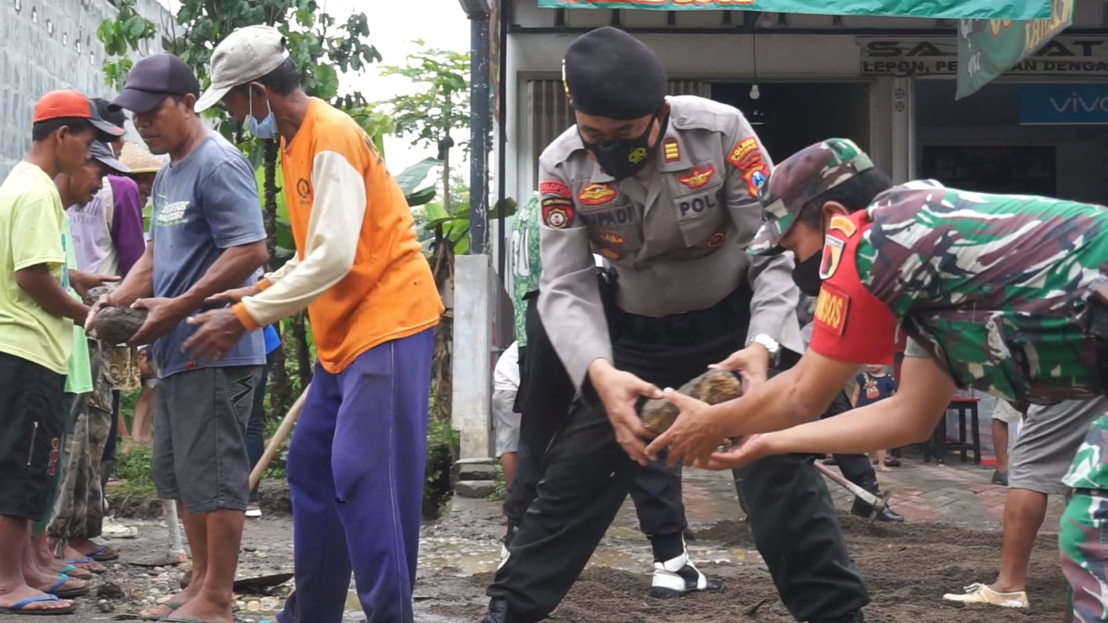 Gotong Royong Perbaiki Jalan Desa, Polres Trenggalek Gelar Baksos