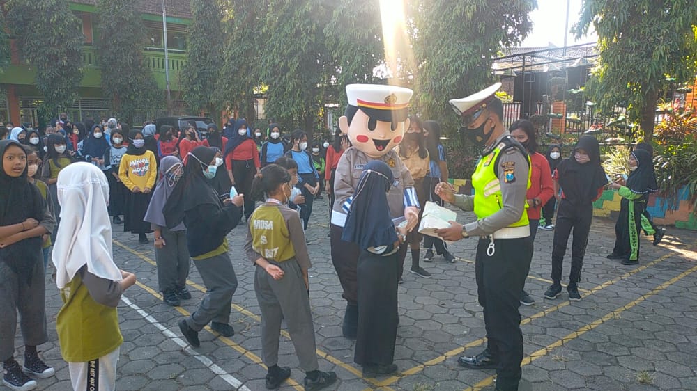 Menanamkan Disiplin Sejak Dini, Si Bontas Polres Batu Keliling Sekolah