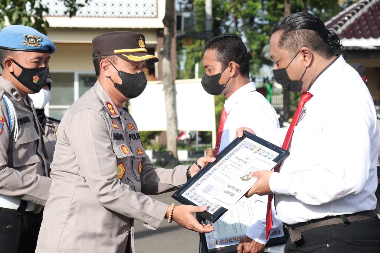 AKBP Arman Berikan Reward 16 Anggota Polres Sampang Berprestasi