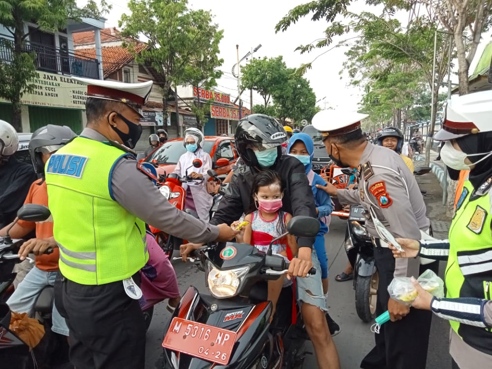 Bagi-Bagi Masker dan Snack Cara Unik Satlantas Polres Sampang Jelang Operasi Patuh Semeru 2022