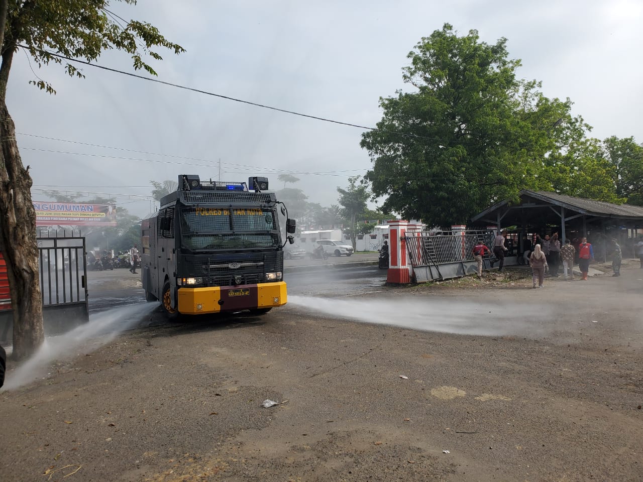 Gunakan Watercanon, Polres Blitar Kota Semprotkan Disinfektan di Pasar Dimoro