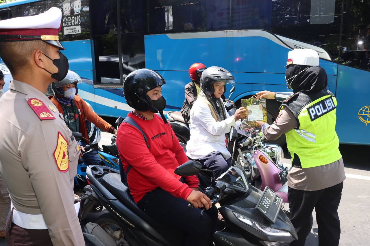 Cara Unik Polantas Polres Tanjung Perak Sampaikan Pesan Kamseltibcarlantas