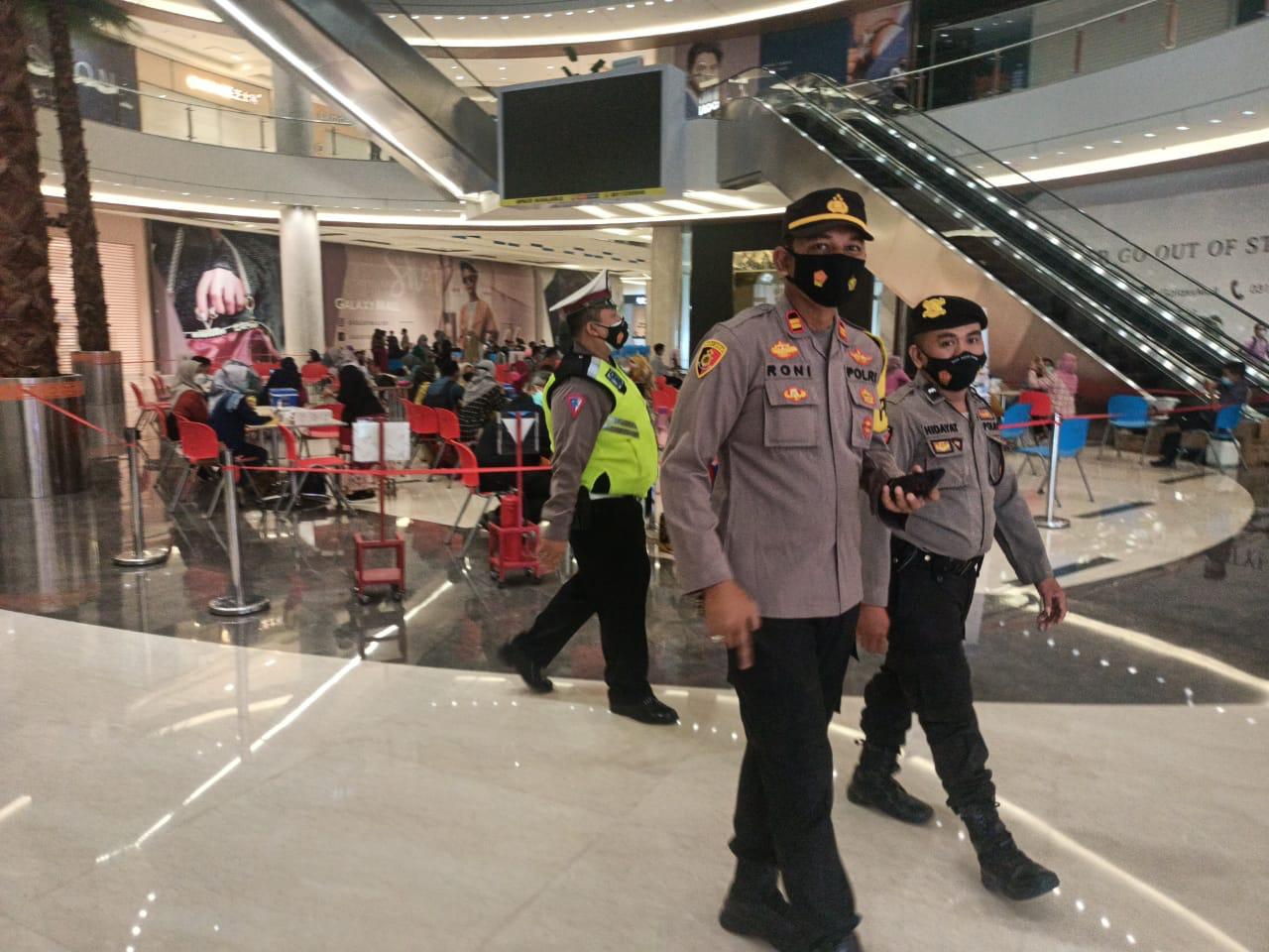 Pengamanan Vaksinasi, Polisi Mulyorejo Patroli Bersama Security di Galaxy Mall 3