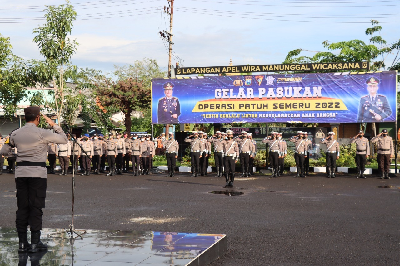 AKBP Arman Pimpin Apel Gelar Pasukan Operasi Patuh Semeru Di Polres Sampang