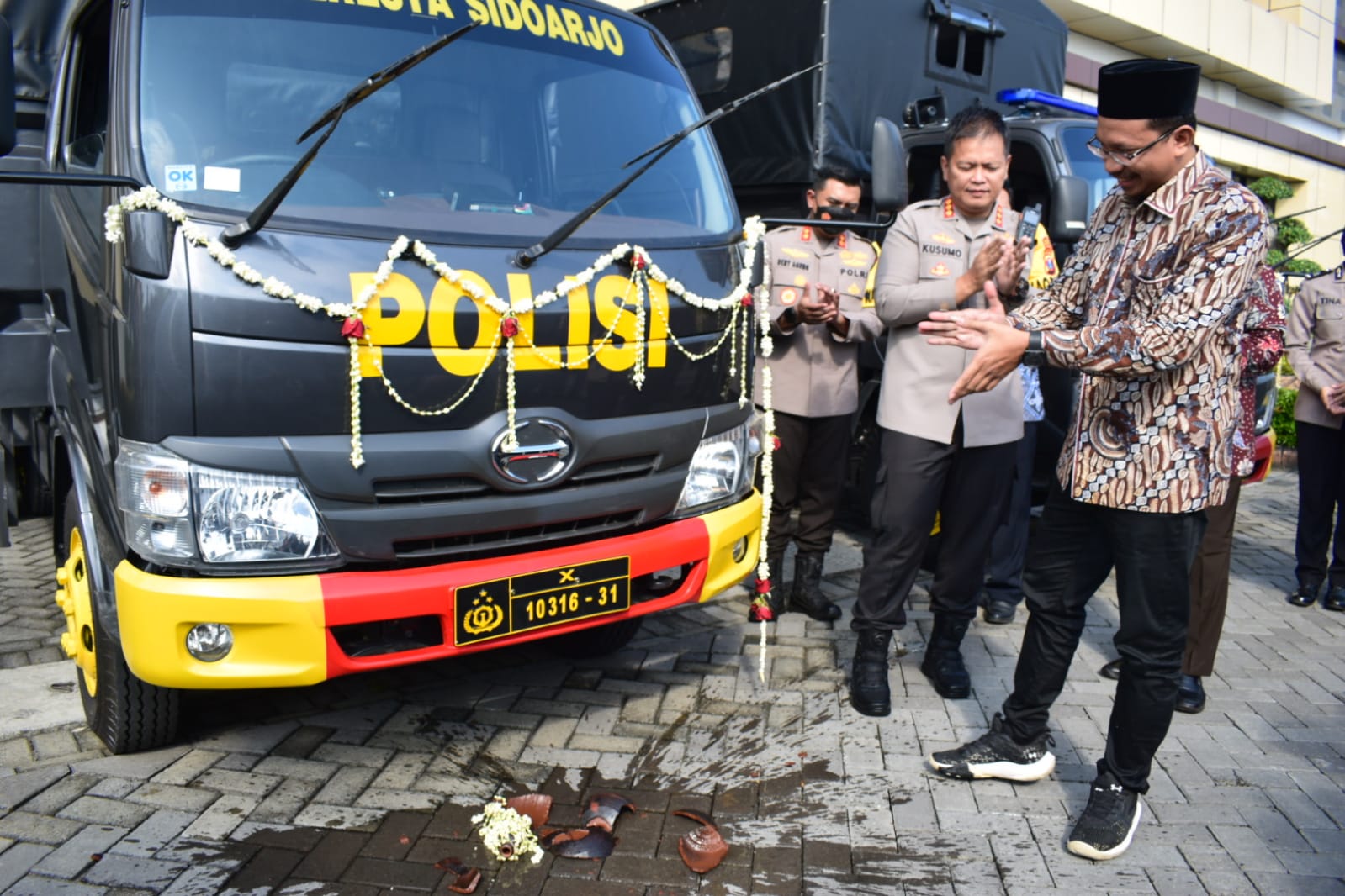 Siap Amankan Pilkades, Polresta Sidoarjo Terima Dua Truk Operasional dari Pemkab Sidoarjo