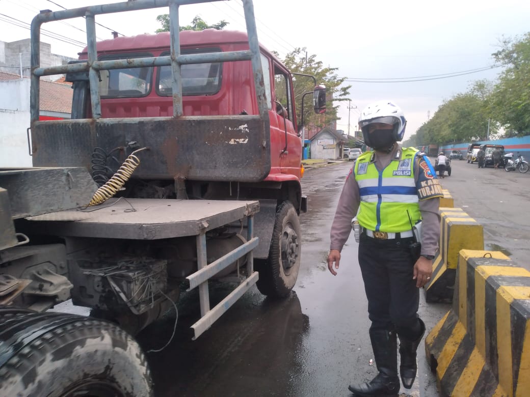 Satlantas Pelabuhan Tanjung Perak Beri Himbauan Banjir Rob dan Bantu Kendaraan Mogok