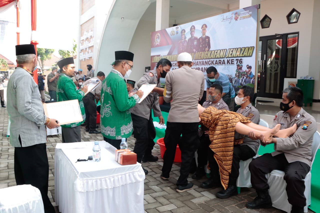 Sambut Hari Bhayangkara Ke-76, Polres Jombang Gelar Lomba Memandikan Jenazah