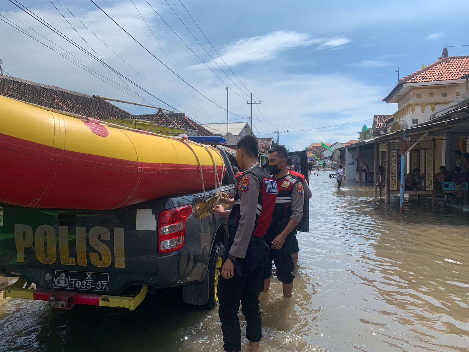 Polres Probolinggo Gunakan Perahu Karet Bantu Evakuasi Warga Terdampak Banjir Rob