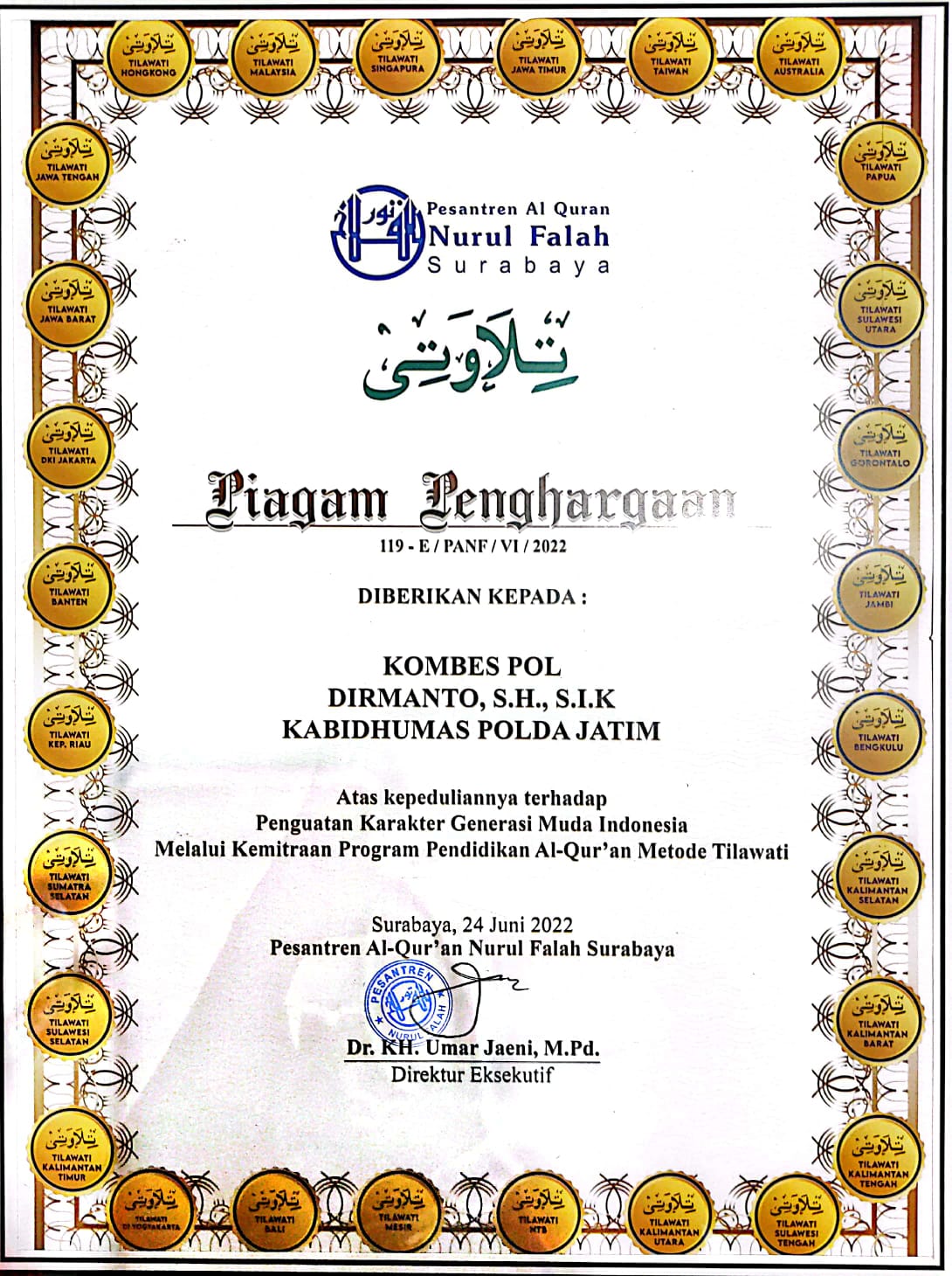 HUT Bhayangkara Ke-76, Kabid Humas Polda Jatim Dapatkan Penghargaan Dari Pesantren Al Quran Nurul Falah