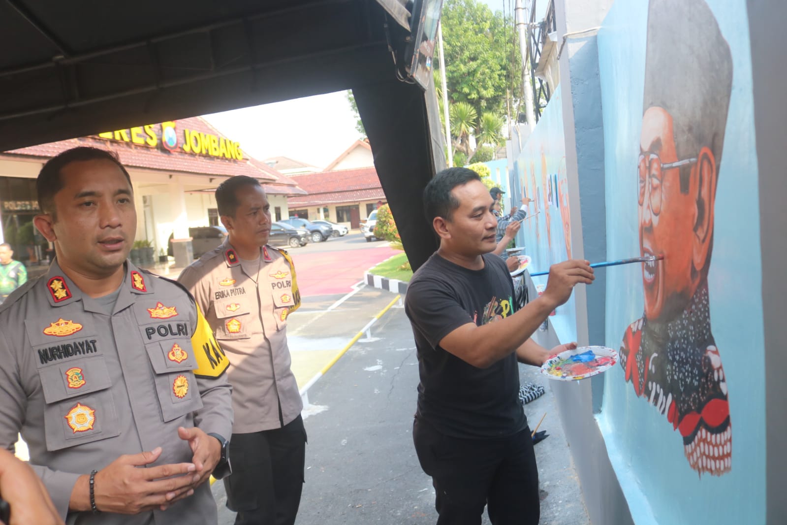 Suguhkan Inspirasi Positif Bagi Masyarakat, Kapolres Jombang Ajak Seniman Lukis Mural