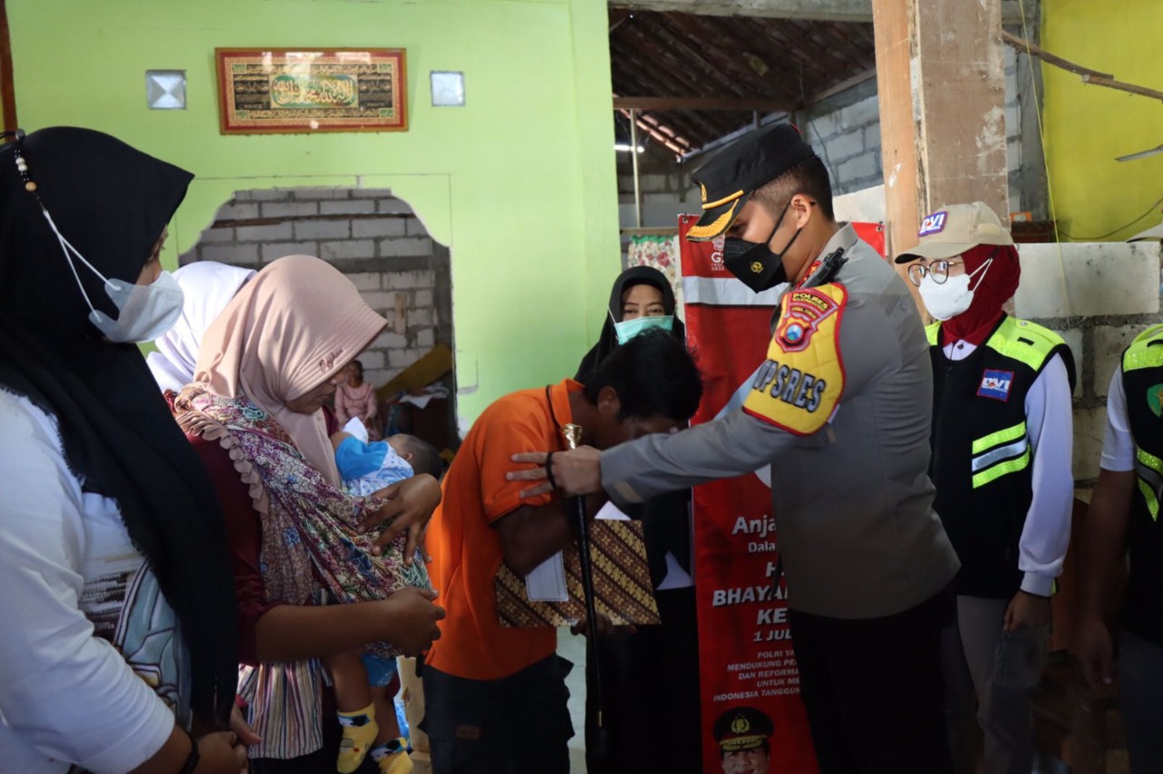 Polisi Peduli, Balita Kelainan Jantung Mendapat Bantuan Sosial dari Polres Bojonegoro