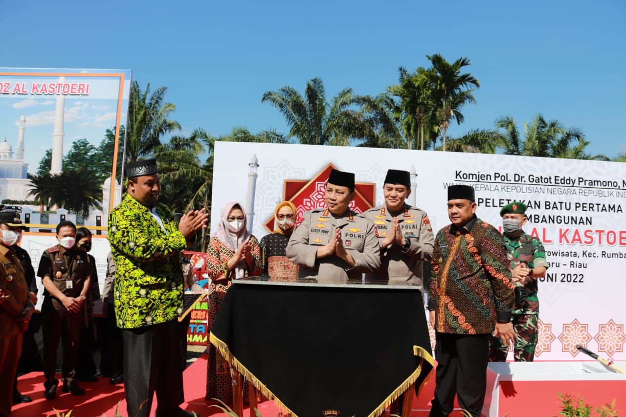 Wakapolri Letakkan Batu Pertama Pembangunan Masjid Al Kostoeri