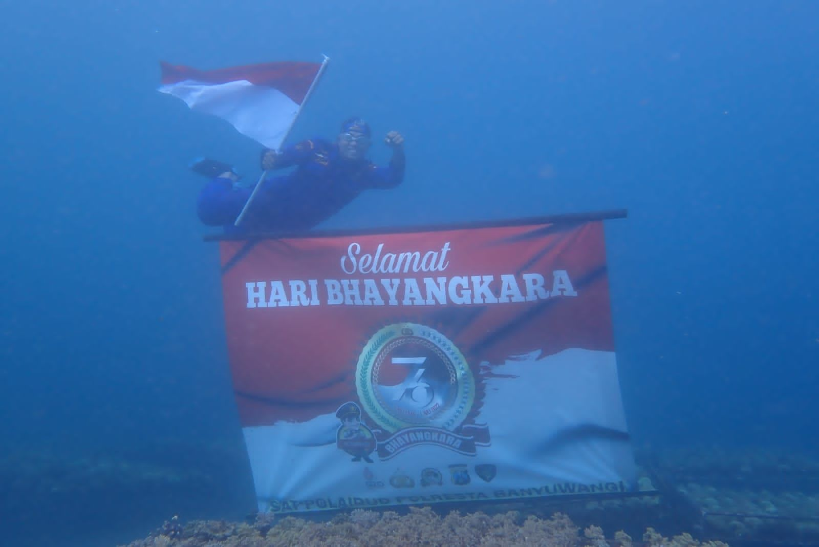 Pengibaran Bendera Merah Putih di Bawah Laut oleh Satpolair Polresta Banyuwangi Semarakkan Hari Bhayangkara Ke-76