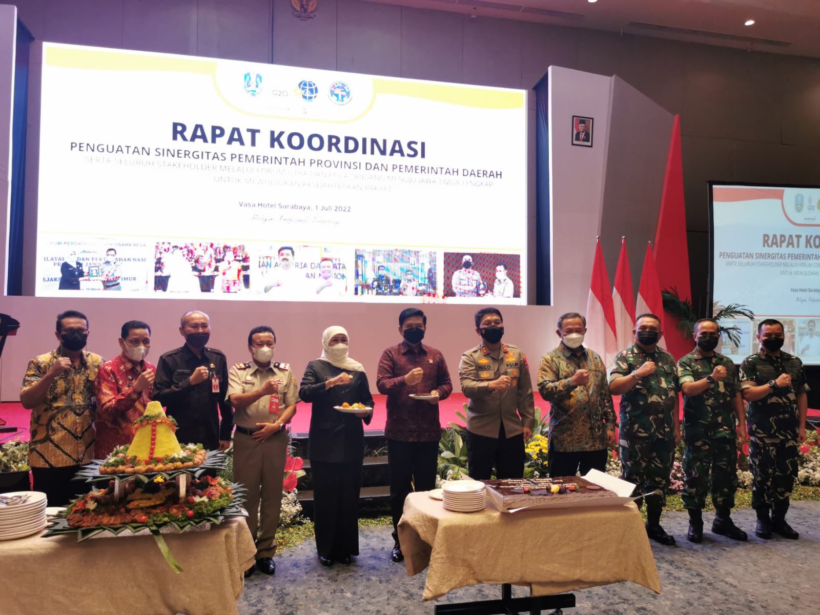 Dipenghujung Rakor GTR Agraria, Kapolda Jatim Dapat Kejutan Kue Tart dan Tumpeng HUT Bhayangkara-76 dari Gubernur Jatim