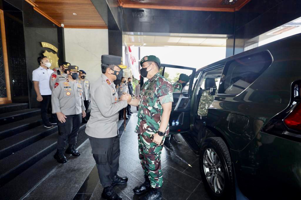 Kapolda Jatim Menerima Sambut Hangat Kunjungan Kehormatan Panglima Divisi Infanteri 2/Kostrad