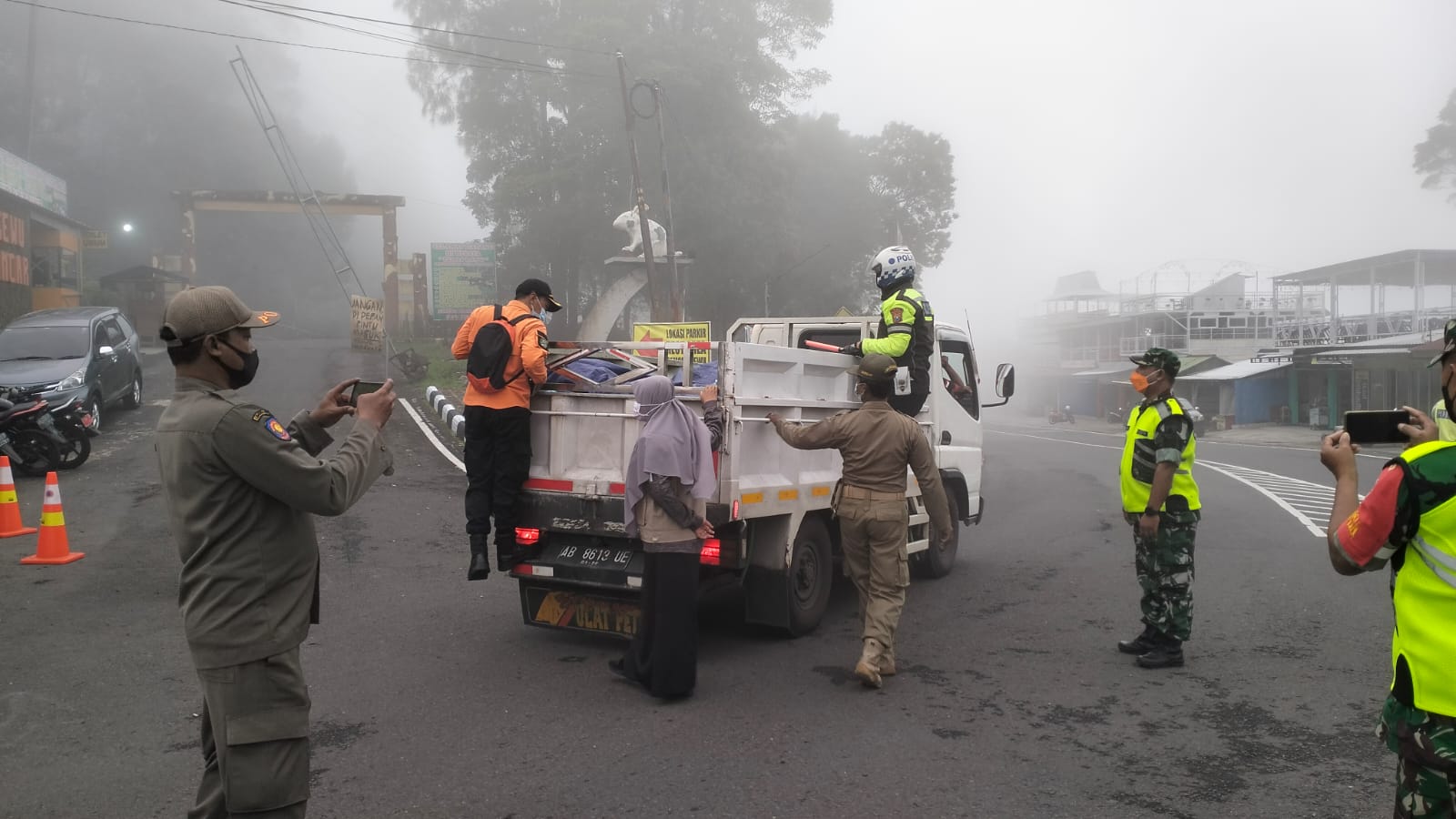 Bersama Pemkab Tangani PMK, Polres Magetan Lakukan Pemeriksaan Kendaraan Hewan Ternak di Perbatasan Antar Kota dan Propinsi