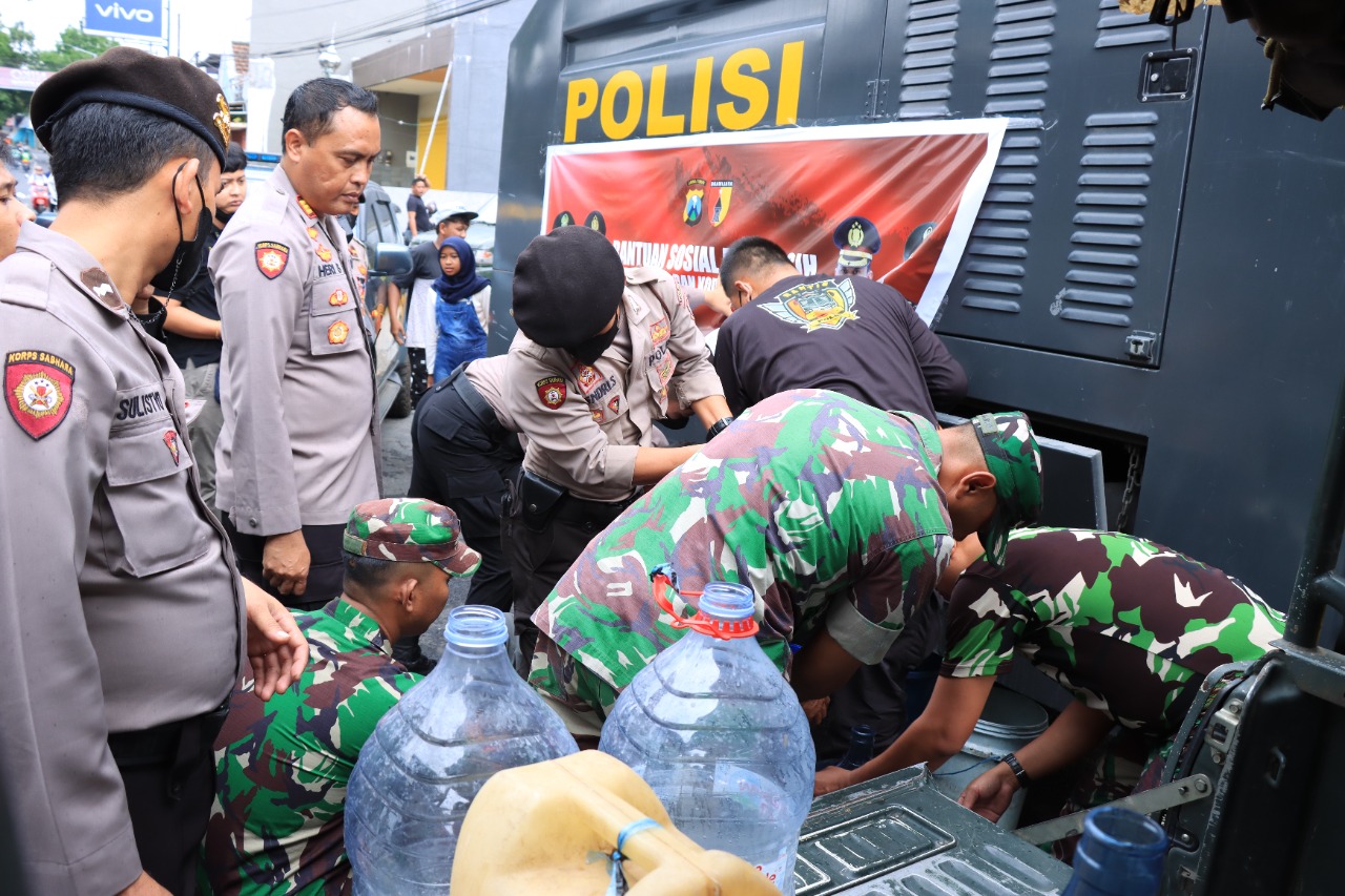 Polres Jember Bersama Kodim 0824 Berikan Bantuan Air Bersih untuk Warga