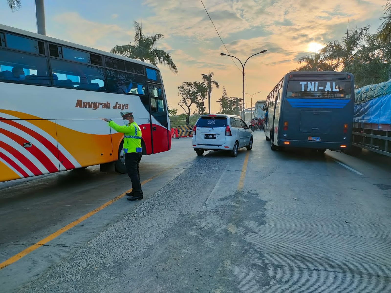 Jalan Lintas Kabupaten Diperbaiki, Polres Lamongan Siapkan Jalur Alternatif