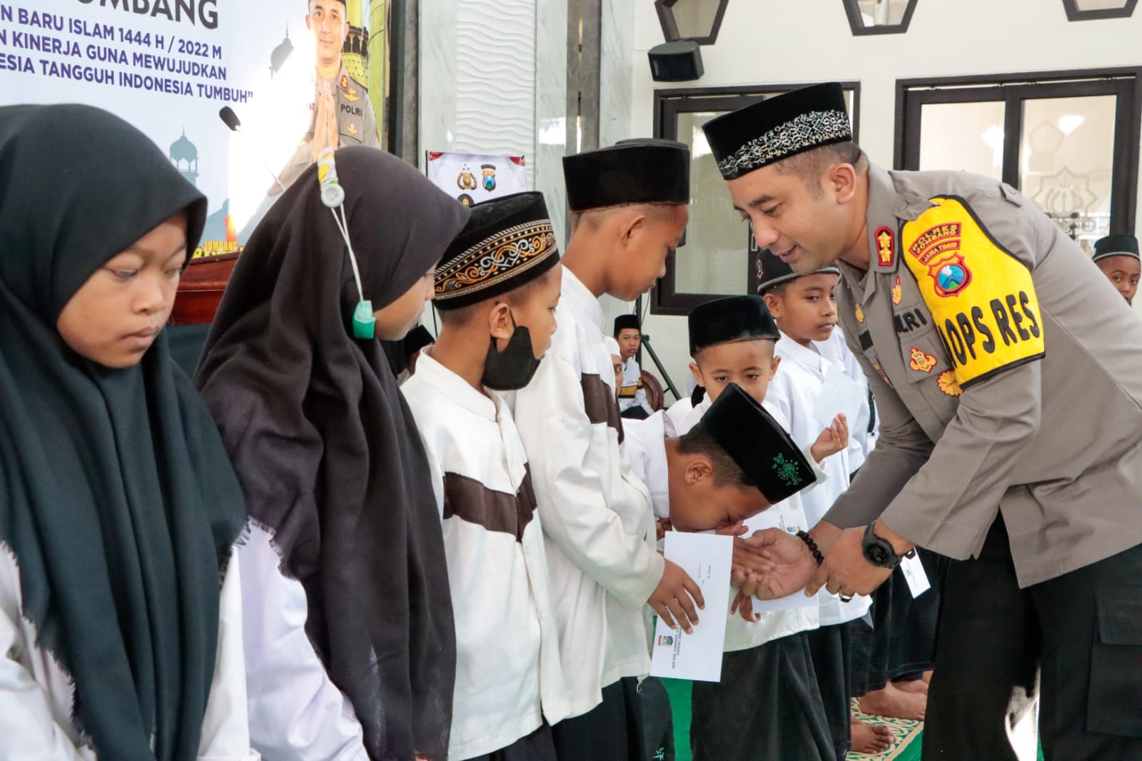 Polisi Peduli, Kapolres Jombang Berikan Santunan dan Bea Siswa Bagi Pelajar Berprestasi