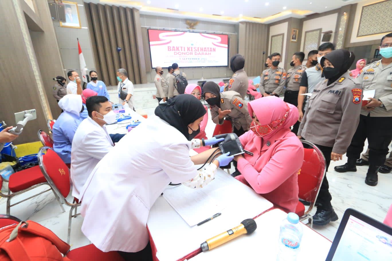 Sambut Hari Polwan Ke-74, Polwan Polda Jatim Gelar Donor Darah, Baksos dan Polwan Goes To School