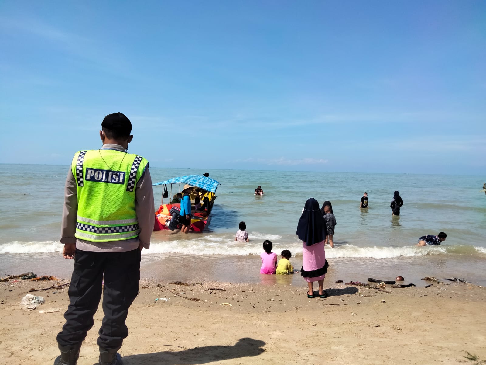 Polisi Tinjau Sejumlah Pesisir Pantai di Pamekasan, Imbau Masyarakat Antisipasi Banjir Rob