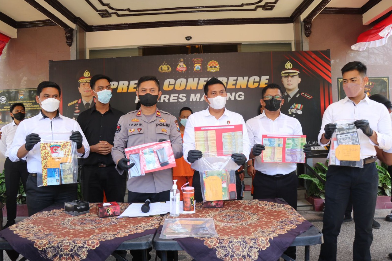 Polres Malang Berhasil Ungkap Judi Online Berbasis di Singapura dan Hongkong, 5 orang Ditetapkan Tersangka