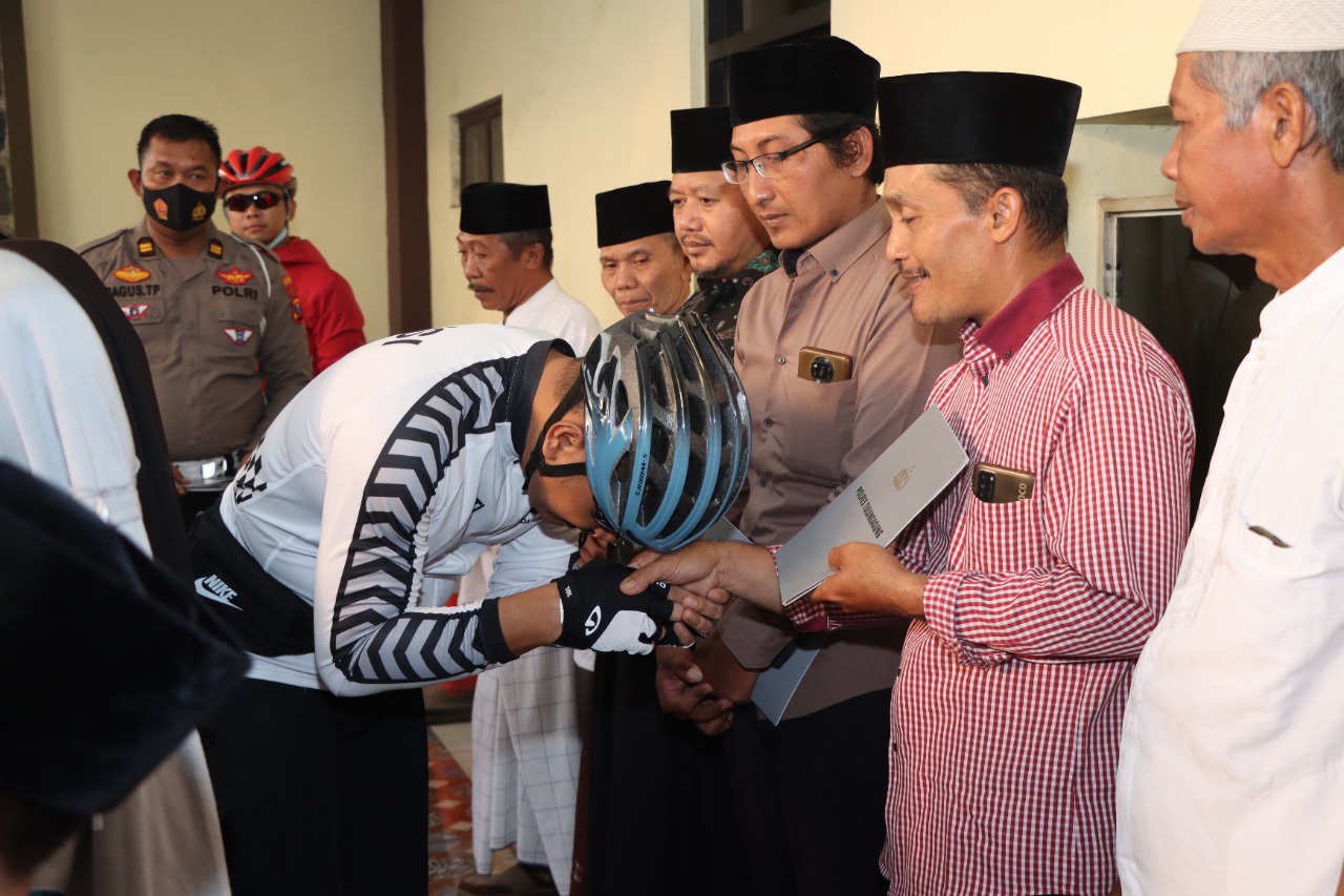 Berbagi Sesama Saat Gowes Barokah, Polres Tulungagung Bersama Kodim 0807 Santuni Anak Yatim