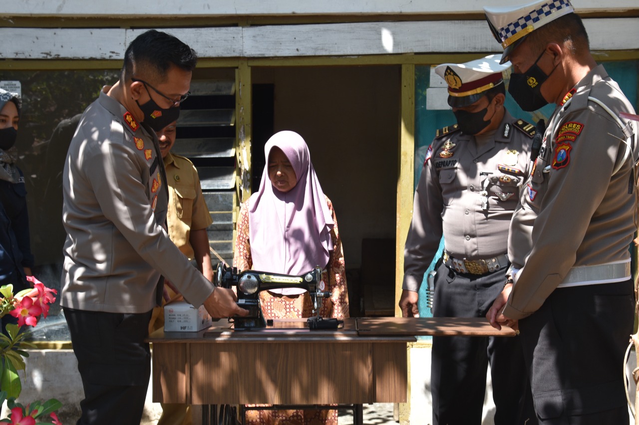 Polisi Peduli, Polres Bondowoso Berikan Santunan untuk Keluarga Korban Laka Lantas