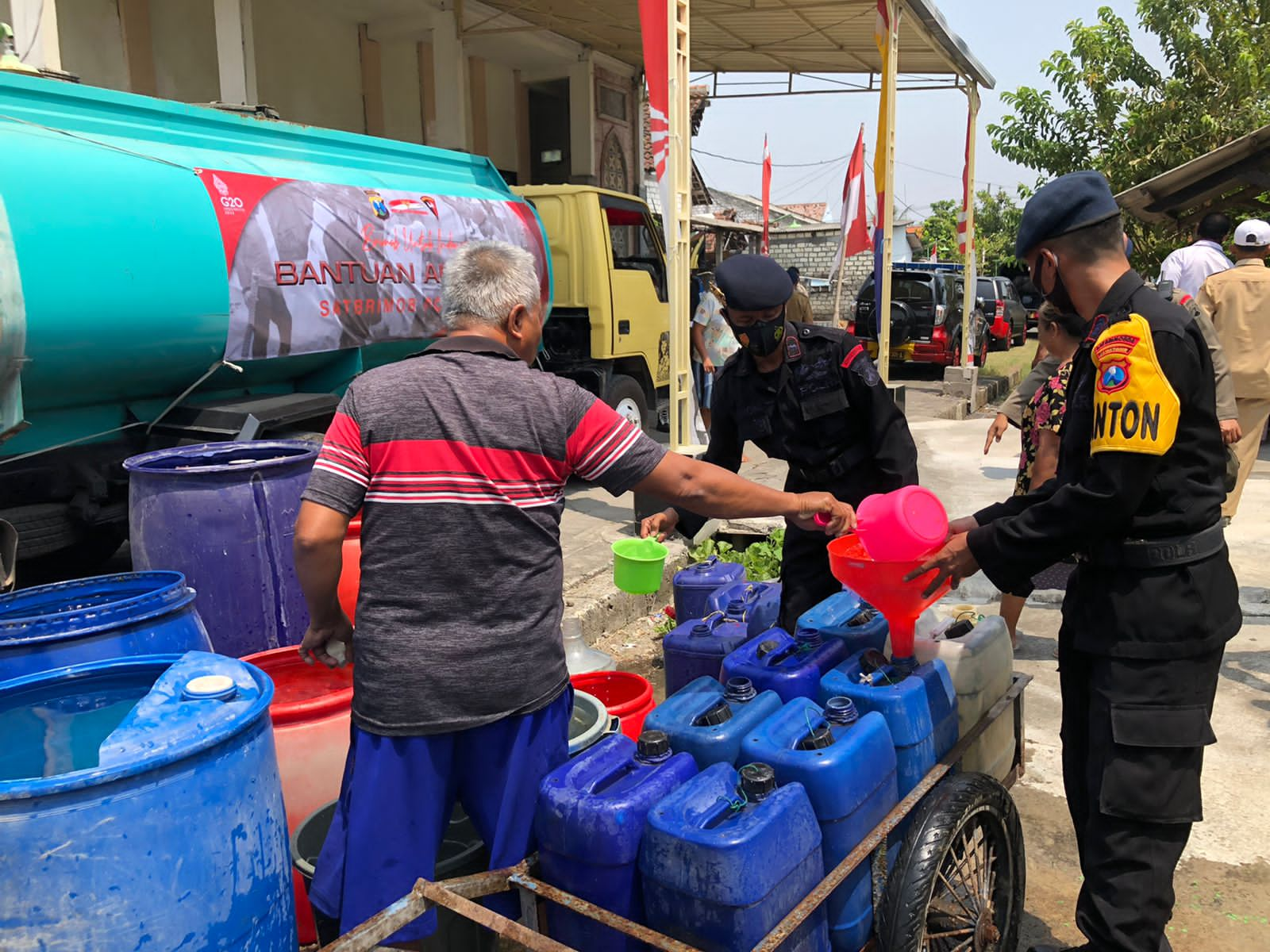 Brimob Polda Jatim Berikan Bantuan Air Bersih di Tiga Kabupaten/Kota di Jatim