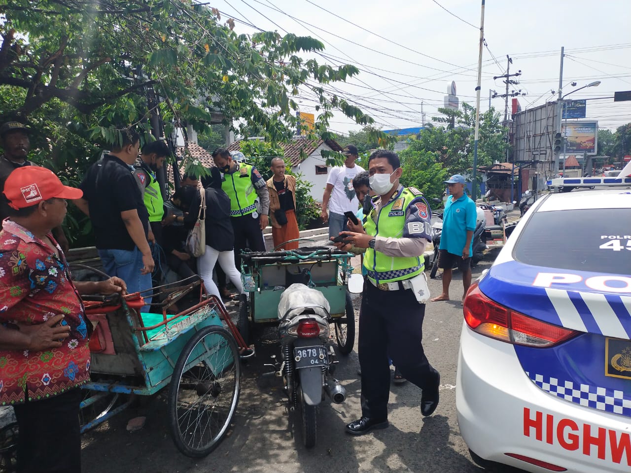 Anggota Polres Kediri Kota Bersama Abang Becak Berhasil Gagalkan Aksi Bunuh Diri