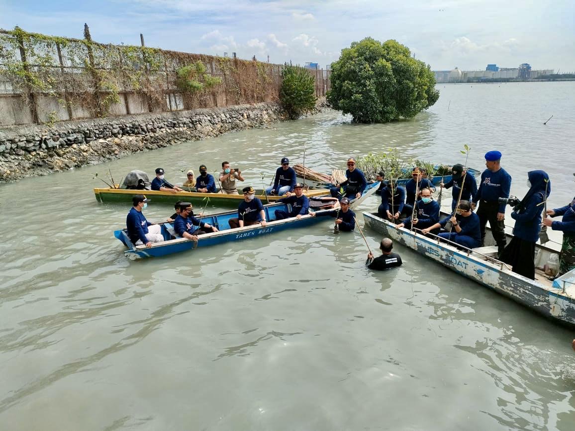 Peduli Lingkungan, Polisi di Gresik Tanam Mangrove di Hari Perhubungan Nasional