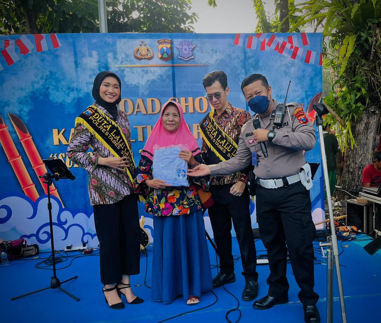 Bidhumas Polda Jatim dan Satlantas Polrestabes Roadshow Kamseltibcar Lantas di Area Car Free Day Taman Bungkul