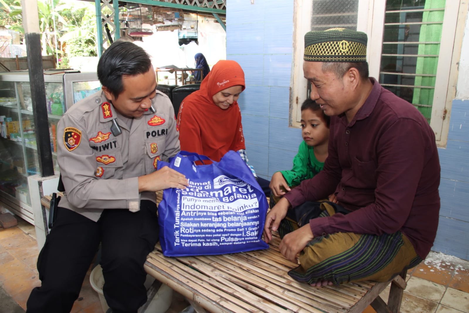 Peduli Terhadap Sesama Kapolres Bangkalan Bagikan Bansos Kepada Keluarga Penderita Glukoma